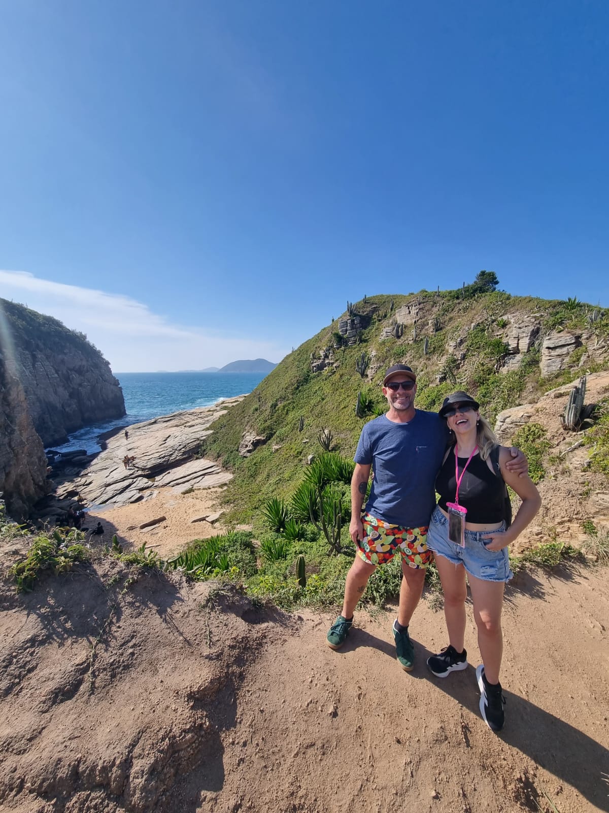 Pareja de viajeros en un mirador costero de Búzios con Trip Búzios
