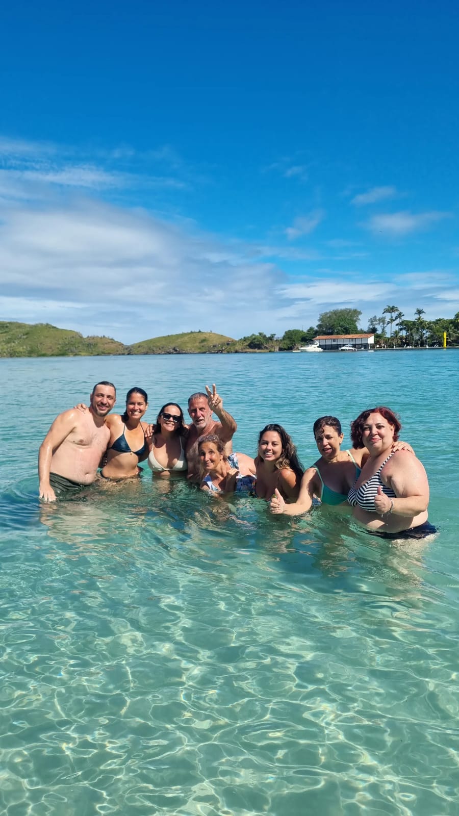 Grupo de viajeros de Trip Búzios en las aguas transparentes de Ilha do Japonês